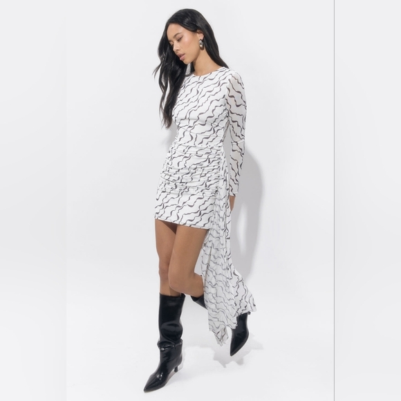 Adelyn Rae Dresses & Skirts - Adelyn Rae Long-Sleeve White Mini Dress with Black Wave Print